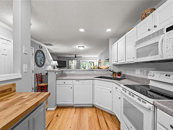 3rd image of 6312 Sweetbay Dr