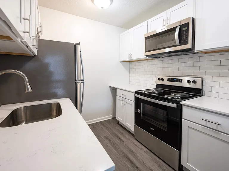 Creswood Apartments- Come home to Convenience! — Photo 25