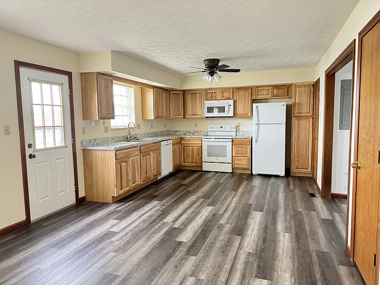69 Park Cir — Photo 4