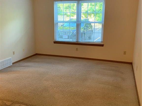 5th image of 426 Oakwood Ave APT A