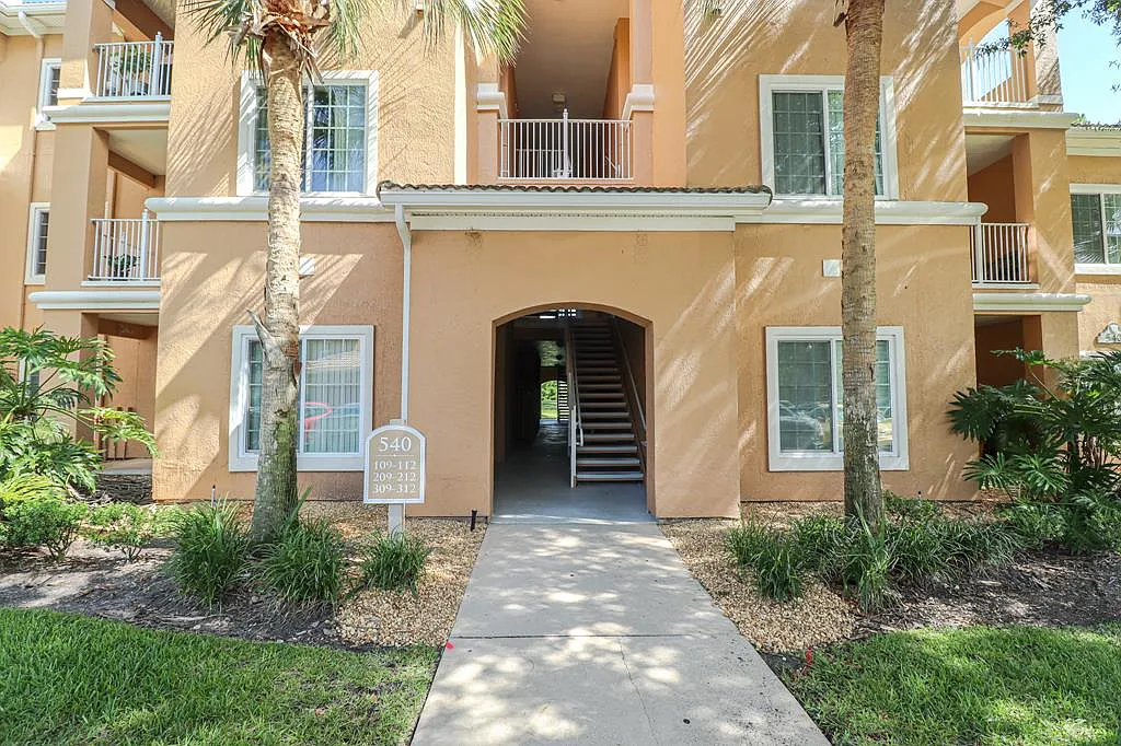 3 bed, 1050 sqft, $1,800 — Photo 1