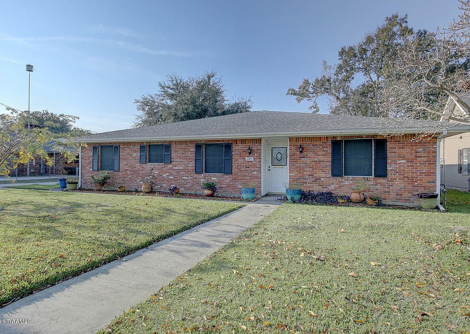 1st image of 201 W Gibbs Ln