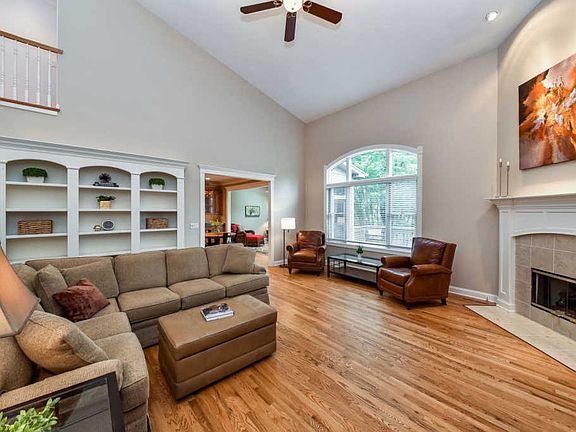 3rd image of 1043 Crestwood Cir