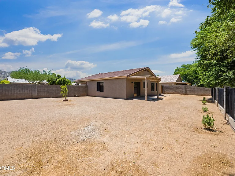 1616 E Desert Ln — Photo 23