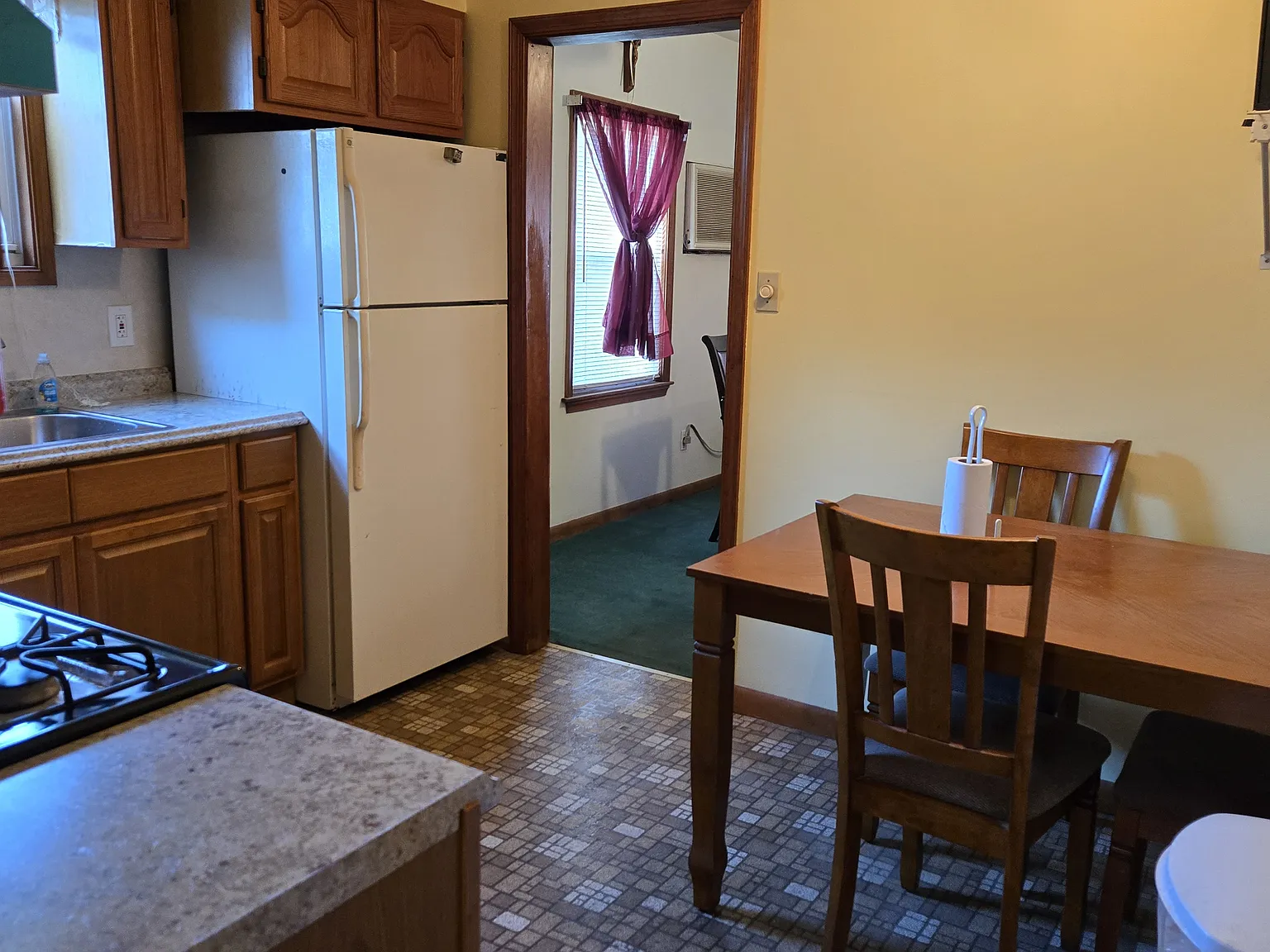 3 bed, 1.5 bath, 1690 sqft, $2,100 — Photo 3