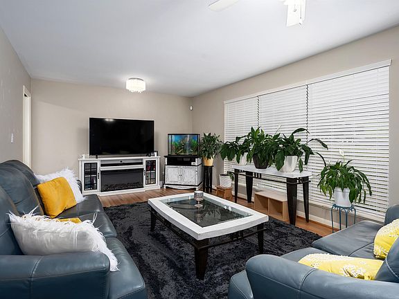 3rd image of 612 27th Ave NW