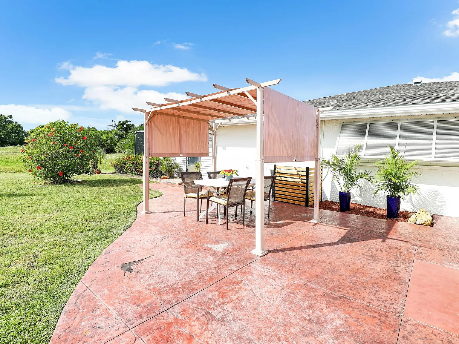 3652 SE 5th Ct — Photo 2