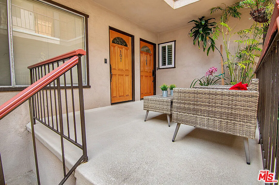 2 bed, 2.0 bath, 995 sqft, $4,000 — Photo 2
