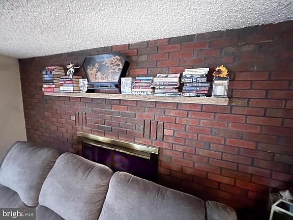 3rd image of 186 W Railroad St