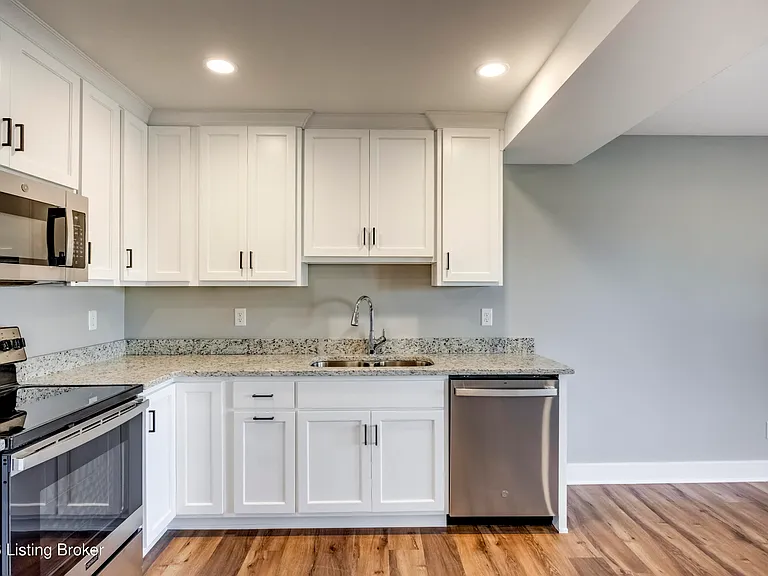 114 N Elm Grove Ave — Photo 16