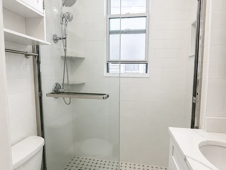 22-36 41st St #2R — Photo 4