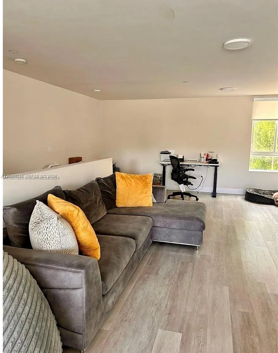 3 bed, 1533 sqft, $3,100 — Photo 1