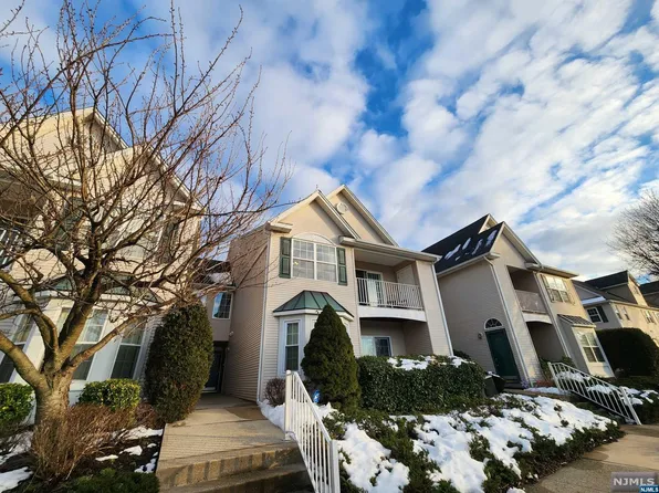 222 Cambridge Ct Unit 222, Clifton, NJ 07014