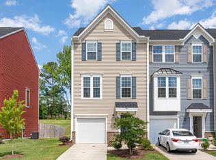 921 Arnold Place Dr, Fuquay Varina, NC 27526