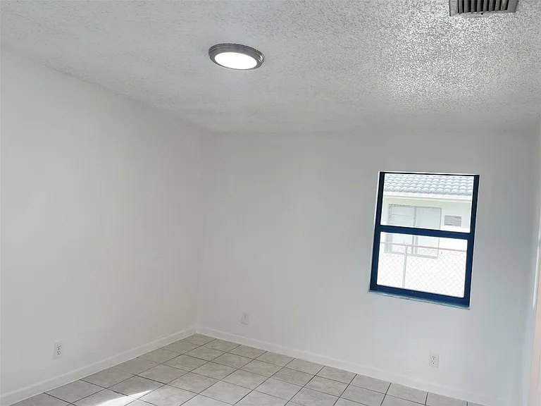 4104 NW 114th Ave — Photo 16