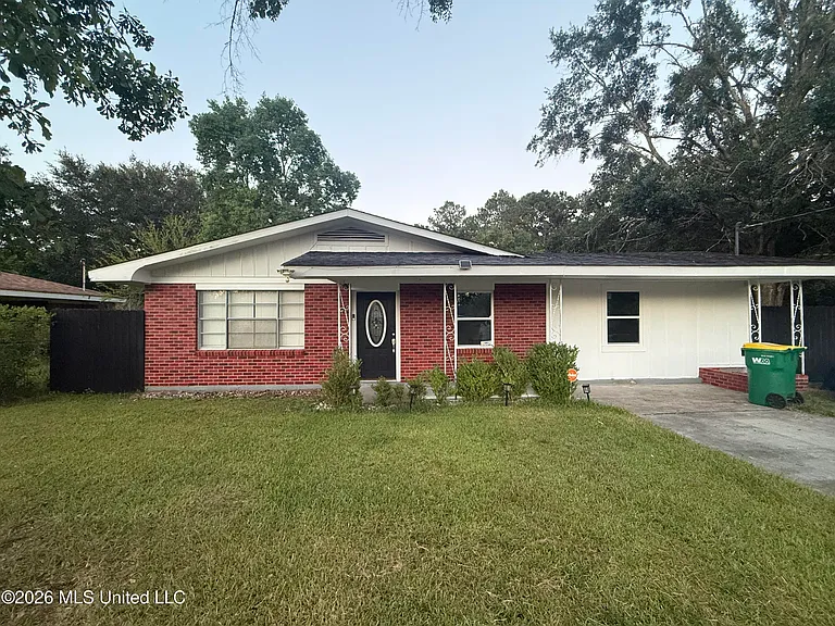 10616 Oak St — Photo 1