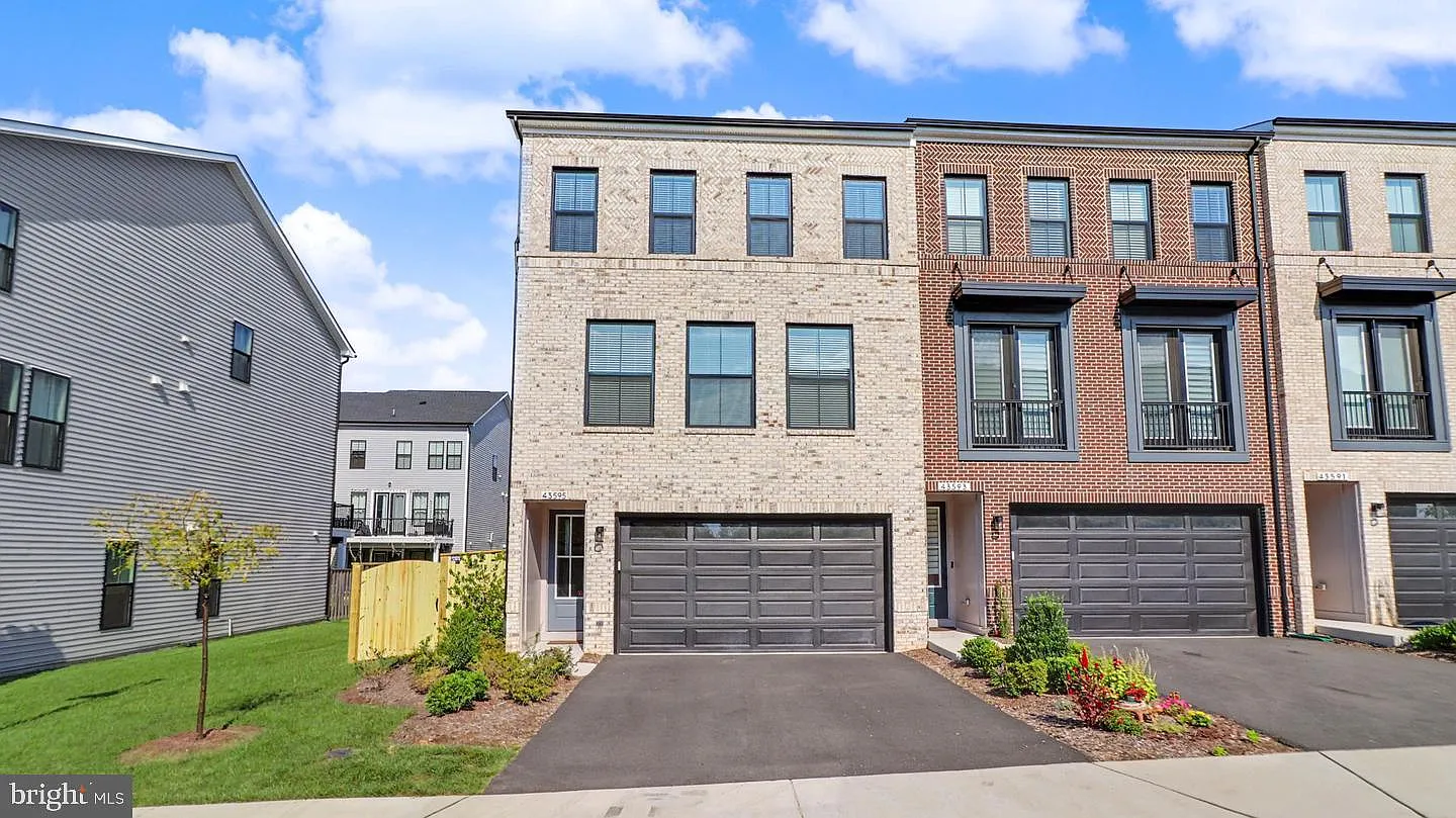 3 bed, 4.0 bath, 2800 sqft, $3,800 — Photo 2