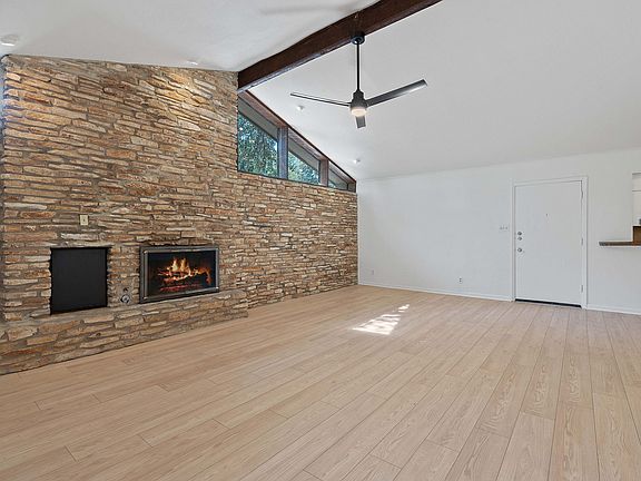 Unit B is bathed in natural ight