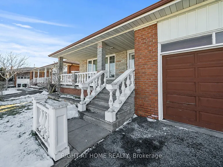 47 Wheelwright Cres — Photo 2