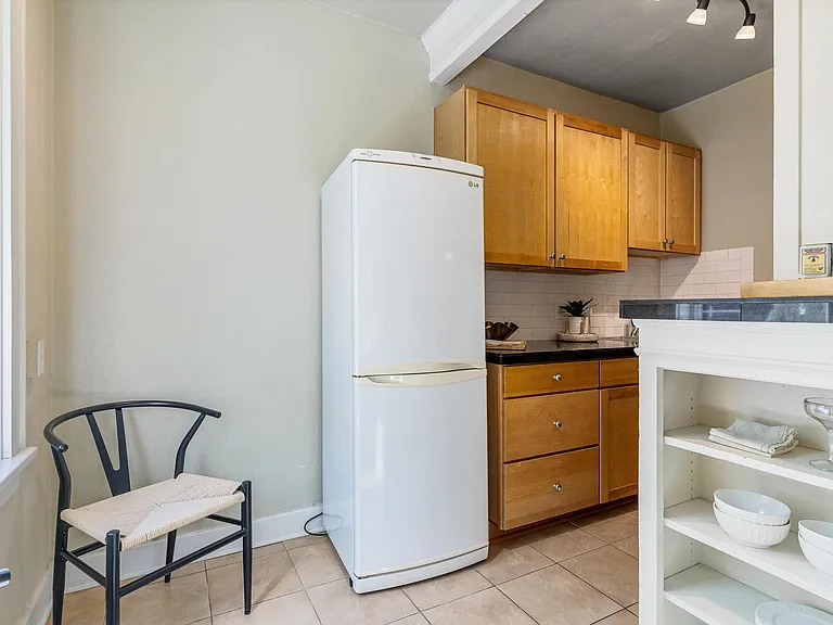 905 NE 43rd St #111 — Photo 9