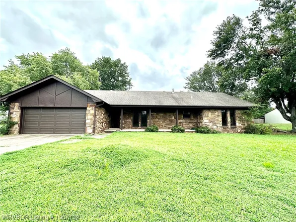 1902 E McKenzie Ave, Pocola, OK 74902