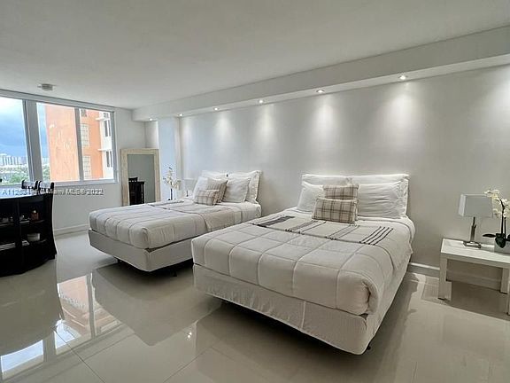 4th image of 19201 Collins Ave #703