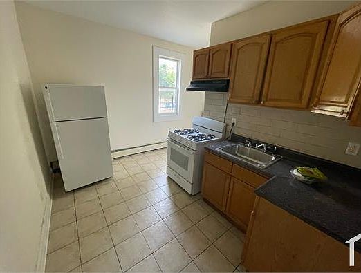 5th image of 32 Mulberry St APT 2