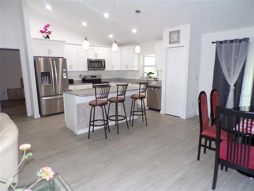 3 bed, 2.0 bath, 1459 sqft, $2,400 — Photo 2