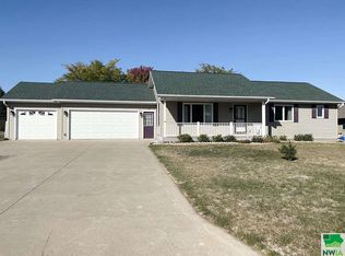 678 11th Street Cir SE, Sioux Center, IA 51250