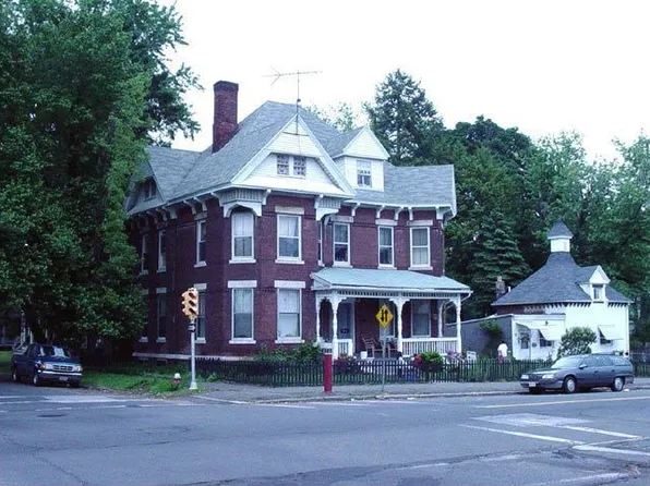 903 Dwight St, Holyoke, MA 01040