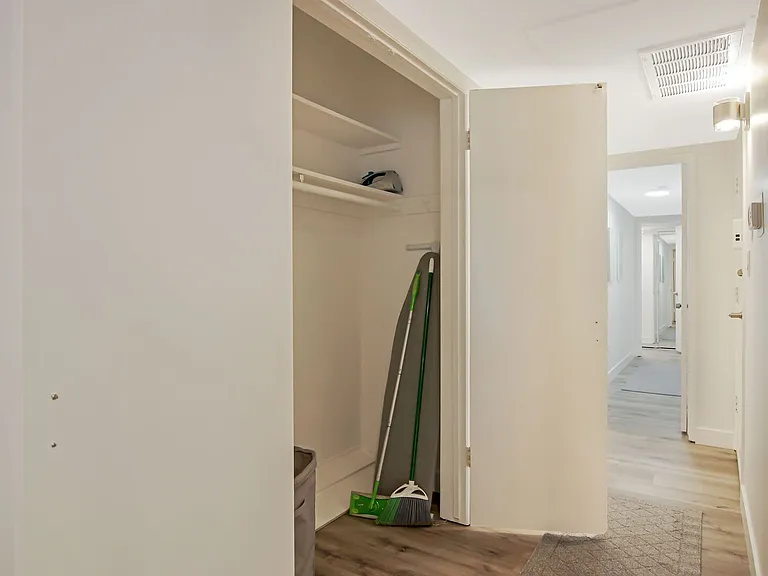 N Oakhurst Dr — Photo 12