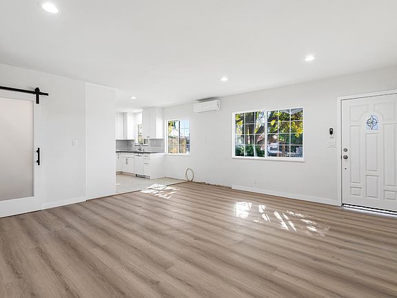 4th image of 14039 Clark St