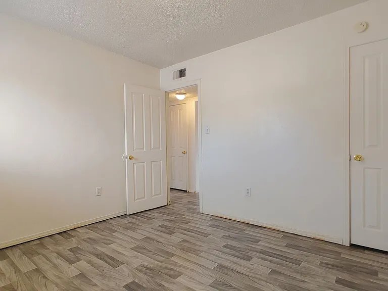 370 Atrisco Dr SW — Photo 9