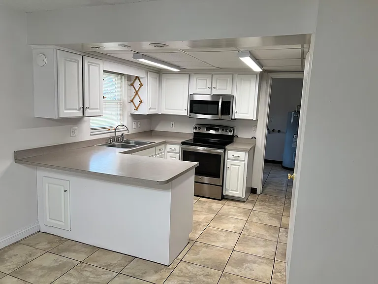 4608 NE 10th St — Photo 3