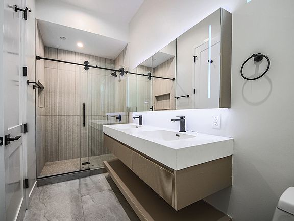 3rd image of 2129 Aaron St #2127