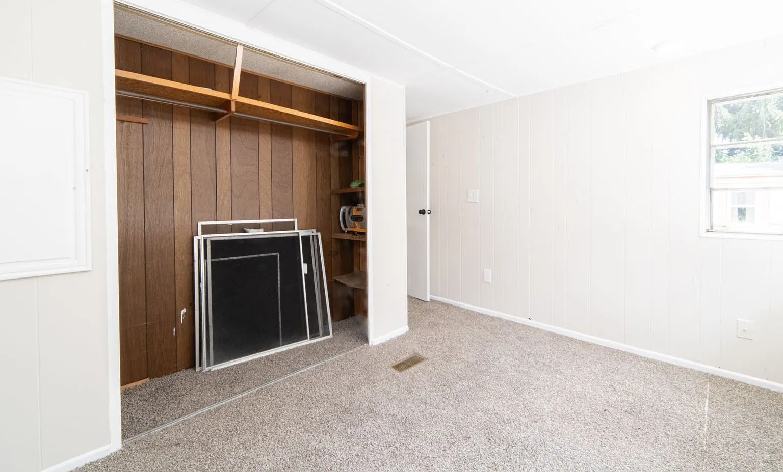Spacious 3-Bedroom Mobile Home with Open Layout in Franklinville — Photo 2