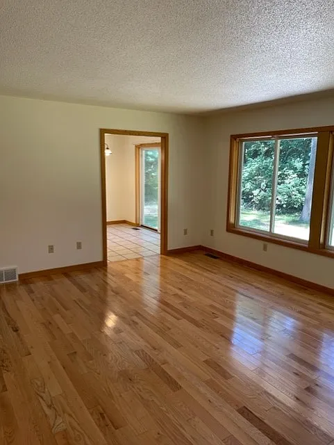 3 bed, 1370 sqft, $1,800 — Photo 4