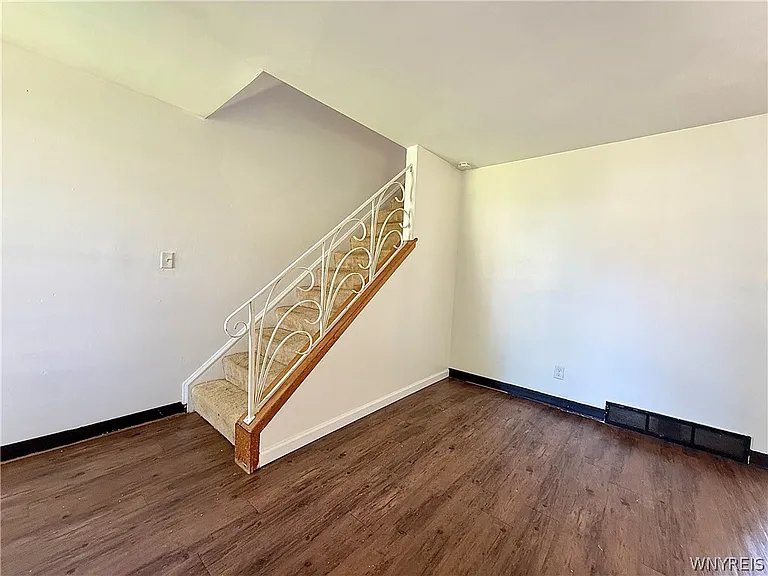 90 E Summerset Ln — Photo 9
