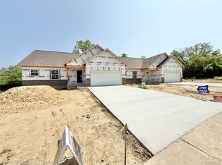 7058 Cambridge Dr, Flushing, MI 48433