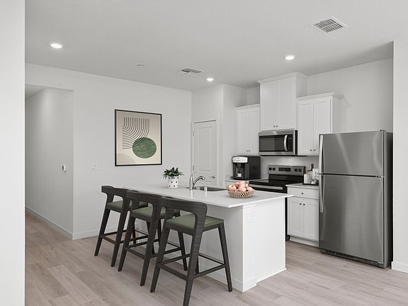 The kitchen has the all space you need for food prep.