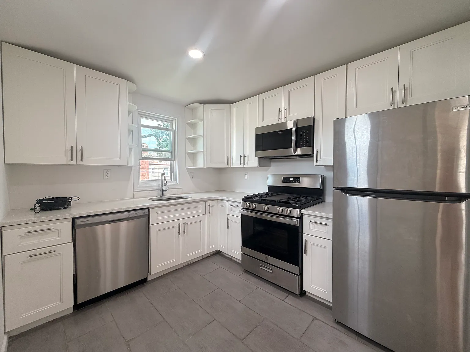 3 bed, 1000 sqft, $3,200 — Photo 2