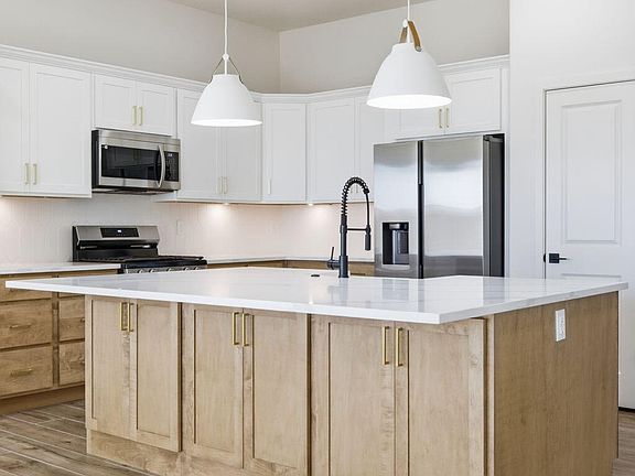 4th image of 608 Curleaf Ct