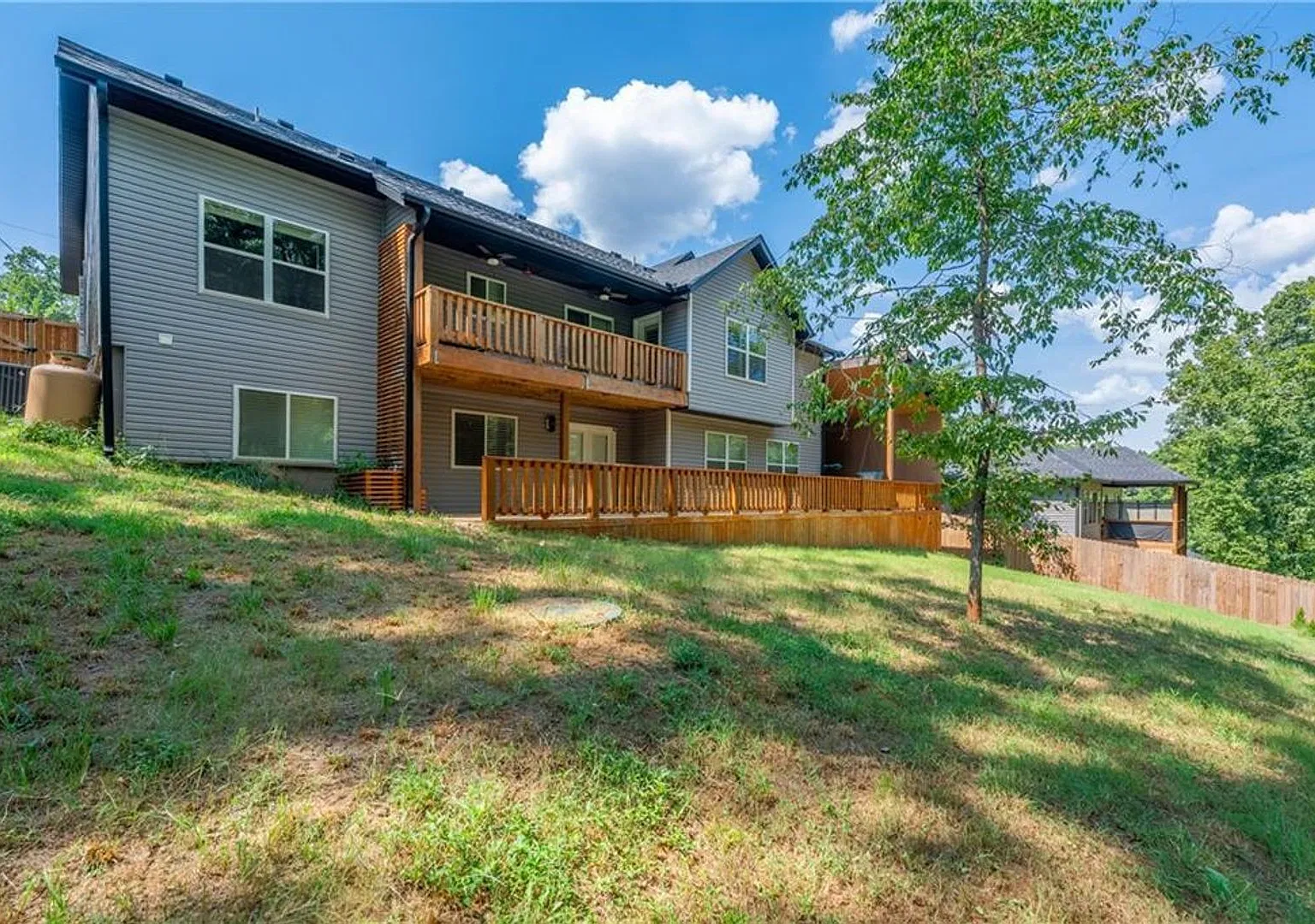 Remarkable 4 bed 4 bath w/ walkout basement in Bella Vista — Photo 2