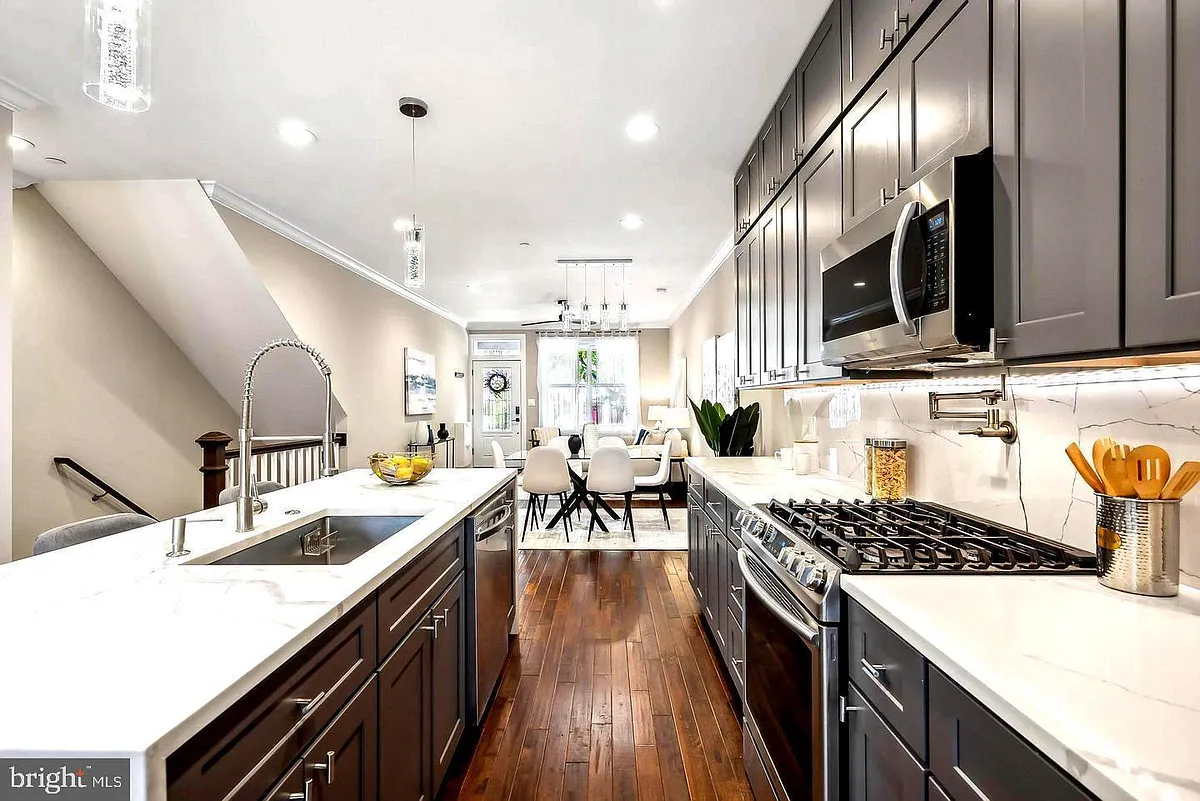 Building Photo - 1213 Holbrook St NE #1