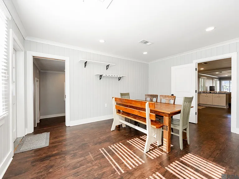 423 Avenue E — Photo 8
