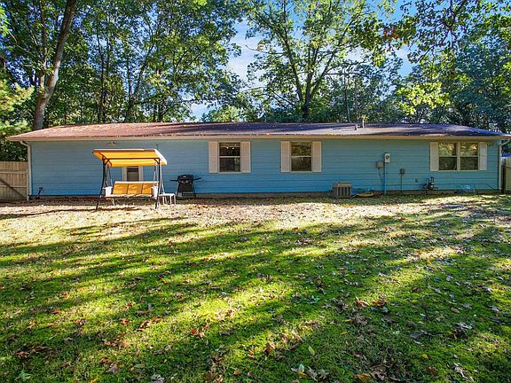 3rd image of 57191 Pinewood Dr