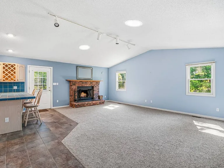 105 Goldfinch Ln — Photo 3