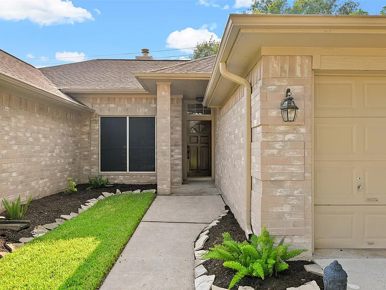 16010 Cedar Gully Dr — Photo 2