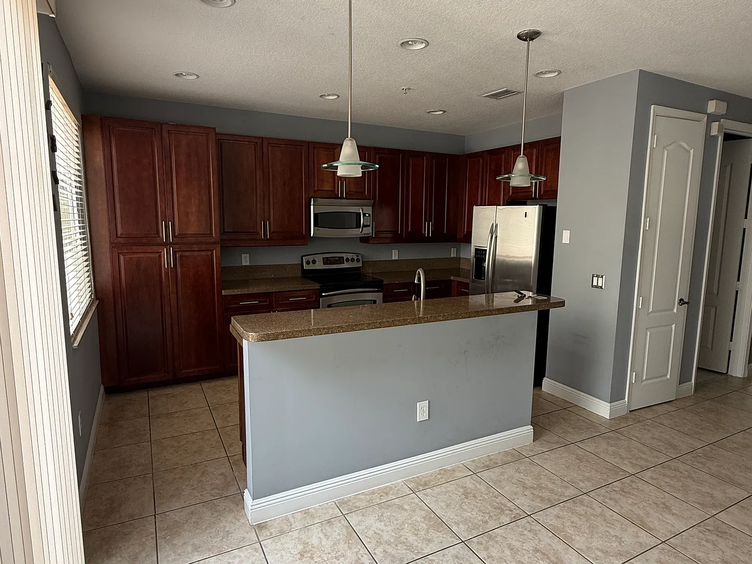 3 bed, 3.5 bath, 1924 sqft, $4,295 — Photo 1