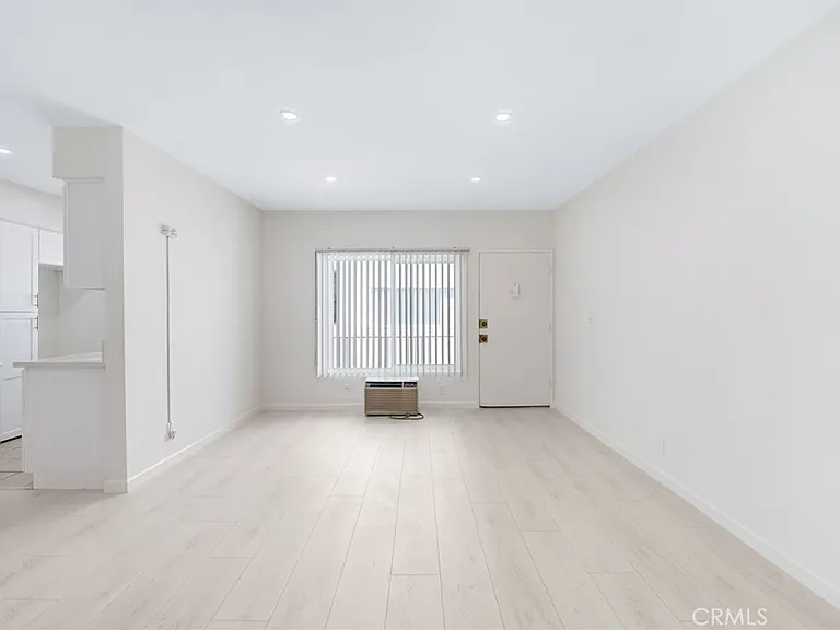 580 W Stocker St #4 — Photo 4